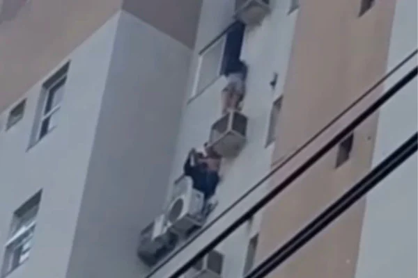 Imagem colorida, mulher salva a família durante incêndio em apartamento- Metrópoles