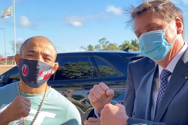 Bolsonaro faz “encarada” com José Aldo e nega prorrogar auxílio de R$ 600