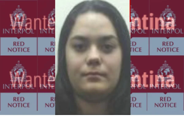 Arte gráfica com vários símbolos da interpol, sobre os quais está escrito wanted by argentina, sobre a qual há rosto de mulher branca, com cabelos longos cobrindo as orelhas - Metrópoles