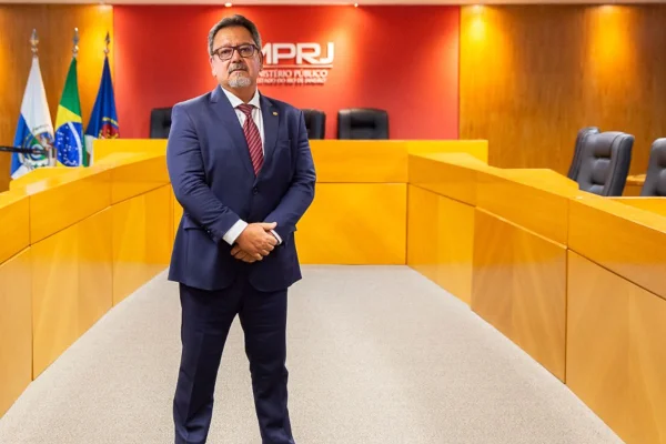 Procurador-geral de Justiça do RJ manda homem calar a boca durante sessão