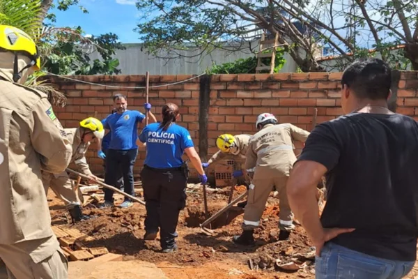 Jovem é detido por suspeita de ajudar a enterrar cadáver em quintal