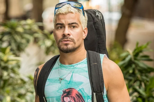 Thiago Martins e Talita Nogueira são flagrados beijando muito