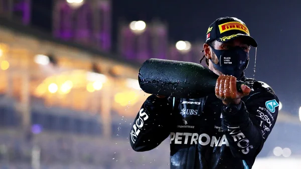 No Bahrein, Hamilton vence corrida marcada por acidentes impressionantes