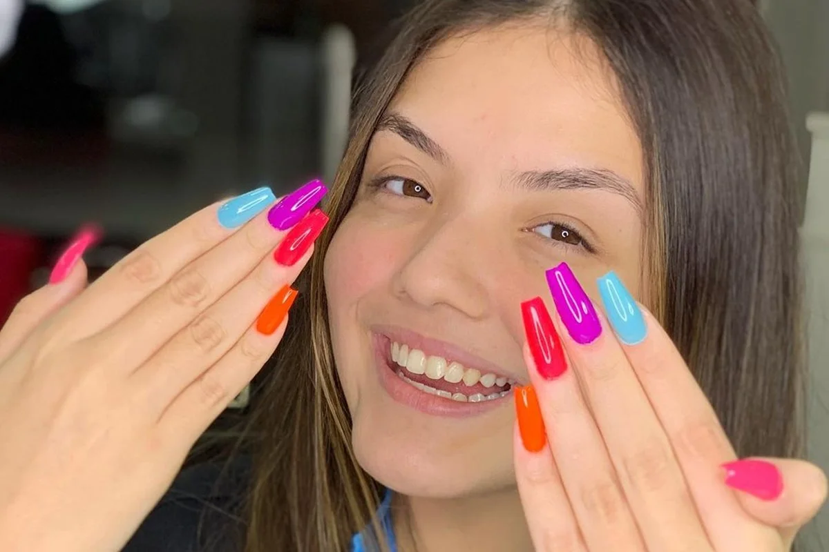 Especialista em alongamento, a manicure Vick Porto contou algumas tendências de unhas para 2021 Especialista em alongamento, a manicure Vick Porto contou algumas tendências de unhas para 2021