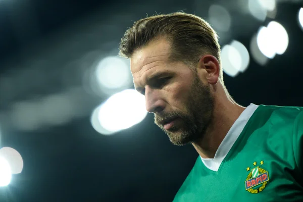 Foto colorida do aatacante Guido Burgstaller, do Rapid Viena e da Seleção da Áustria - Metrópoles