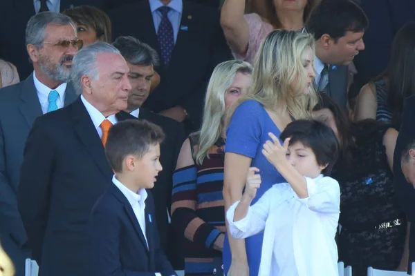 Filho de Temer faz gesto imitando arma durante Sete de Setembro