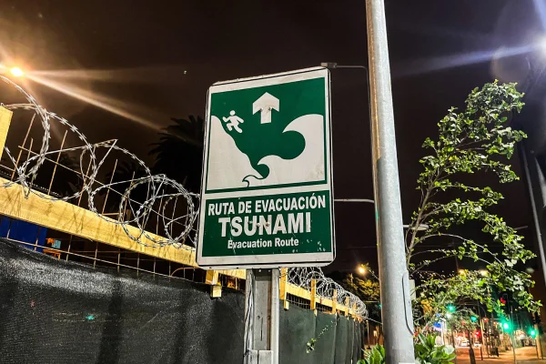 Foto colorida de placa em rota de evacuação de tsunami, no Chile - Metrópoles