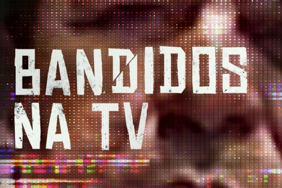 <b>Bandidos na TV</b>. Apesar de se tratar de uma produção britânica, a série entra na lista por se tratar de perfil documental sobre personagem nacional. O protagonista é Wallace Souza, apresentador do programa policial amazonense Canal Livre. Ele foi acusado de encomendar assassinatos para alavancar a audiência da atração. <a href="https://www.youtube.com/watch?v=9rcUfglslz4" target="_blank" rel="noopener noreferrer">Veja trailer</a> <b>Bandidos na TV</b>. Apesar de se tratar de uma produção britânica, a série entra na lista por se tratar de perfil documental sobre personagem nacional. O protagonista é Wallace Souza, apresentador do programa policial amazonense Canal Livre. Ele foi acusado de encomendar assassinatos para alavancar a audiência da atração. <a href="https://www.youtube.com/watch?v=9rcUfglslz4" target="_blank" rel="noopener noreferrer">Veja trailer</a>