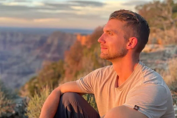 Imagem colorida de youtuber que morreu após ficar internado por um mês - Metrópoles