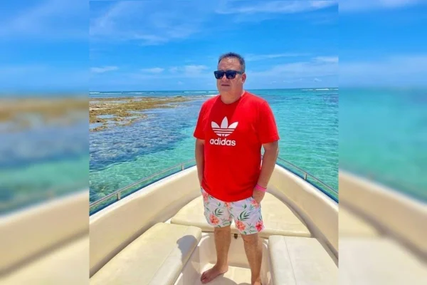 homem em barco de camisa vermelha