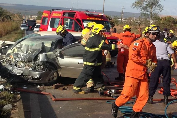 Quatro homens ficam feridos em acidente grave na BR-020