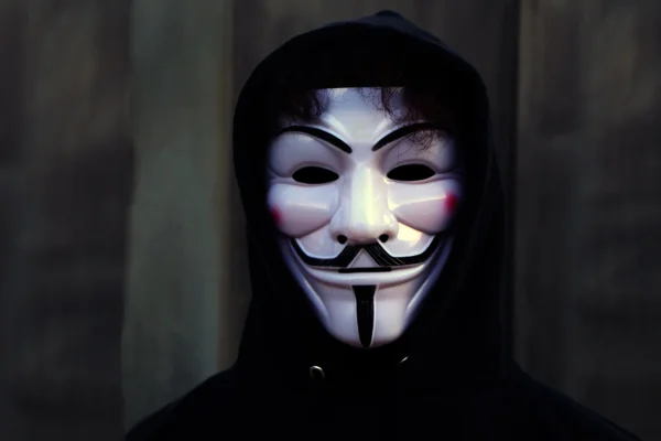 Homem usa máscara de Guy Fawkes