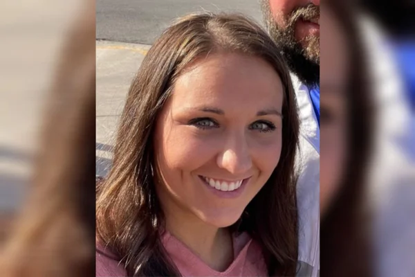 Foto mostra Ashley Summers, mulher que morreu intoxicada por água, olhando para a câmera e sorrindo em foto de 2022 - Metrópoles