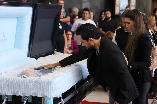 “Orei para que fosse mentira”, diz Luciano em velório de Gugu