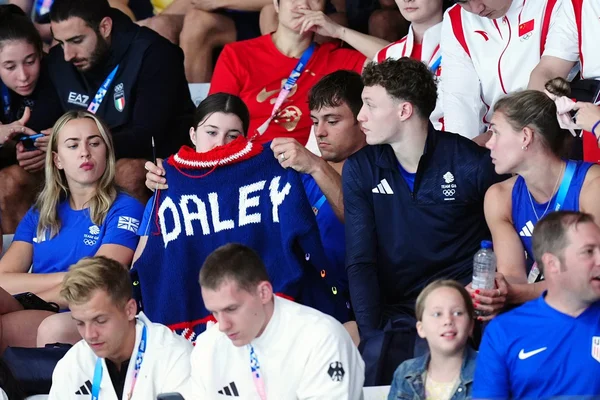 Na imagem com cor, o nadador britânico Tom Daley - Metrópoles