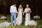 Sasha de mãos dadas com os pais, Luciano Szafir e Xuxa, rumo ao altar em 2021