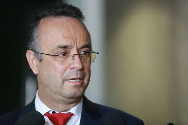Servidor ligado a Bispo Renato é apontado como emissário da propina