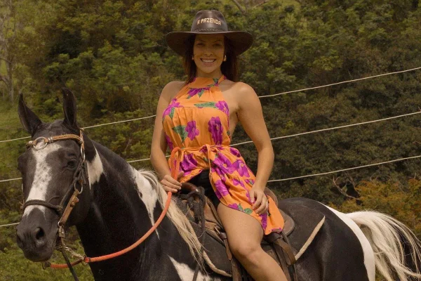 Foto colorida de Jaquelline andando a cavalo - Metrópoles