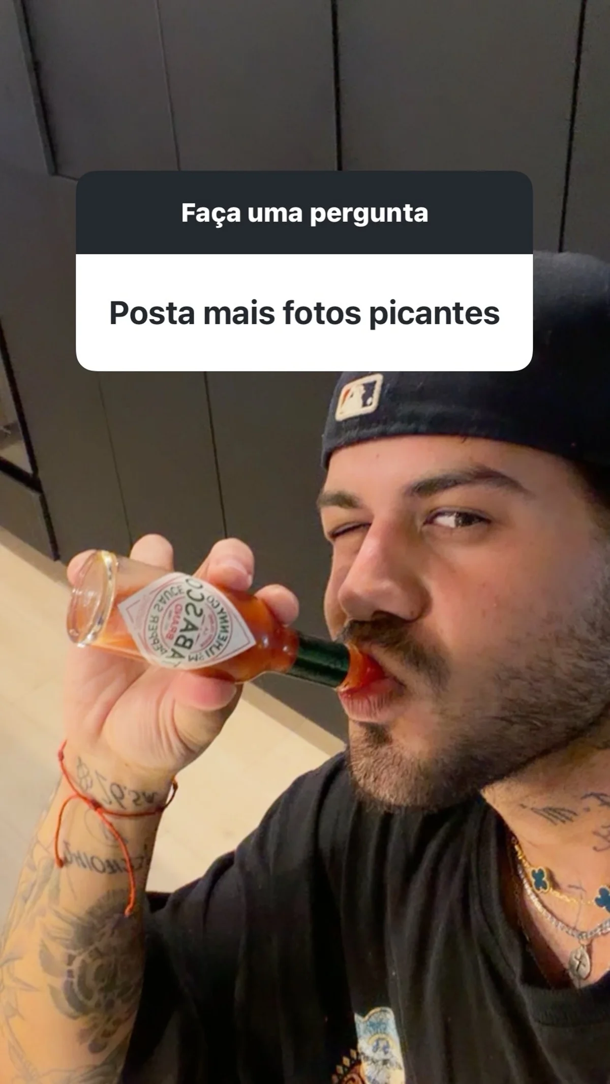 Zé Felipe ironiza fã após pedido por fotos sensuais Zé Felipe ironiza fã após pedido por fotos sensuais