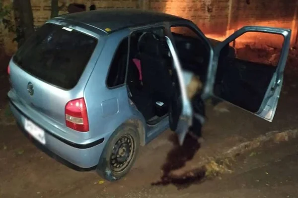 O carro em que os jovens foram atingidos era um gol prata