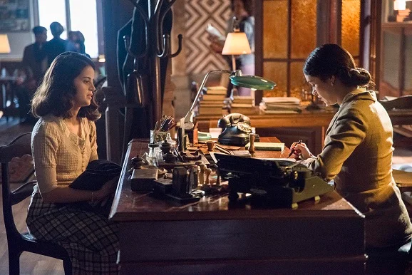 Aracy (Sophie Charlotte) e Sonja (Camila Leccioli) em Passaporte Para Liberdadee