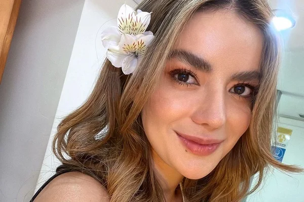 Foto colorida da apresentadora Elianis Garrido - Metrópoles