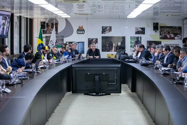 O labirinto burocrático da comissão que regulamentará os aplicativos