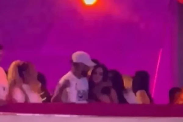 Neymar e Biancardi curtiram show em clima romântico