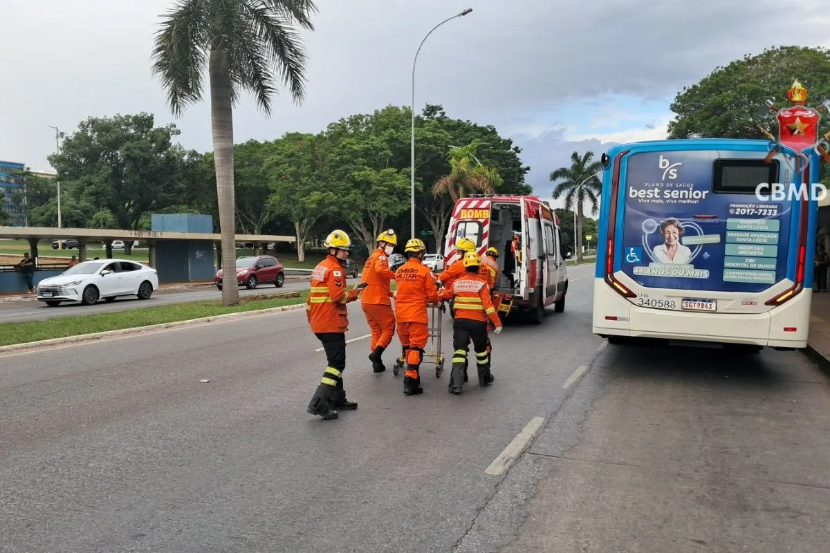Duas pessoas são atropeladas por ônibus em parada da Asa Sul
