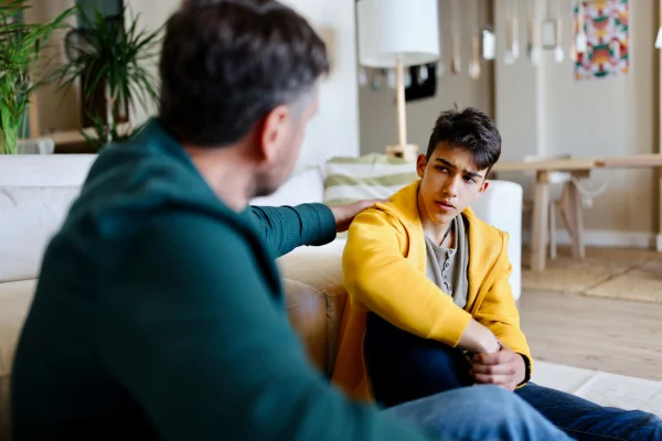 Pai conversando com o filho em casa. Conceito de depressão