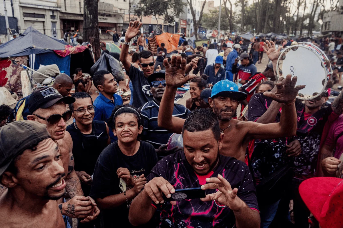 Grupo "Pagode Na Lata" se apresentando no antigo território da Cracolândia Grupo "Pagode Na Lata" se apresentando no antigo território da Cracolândia
