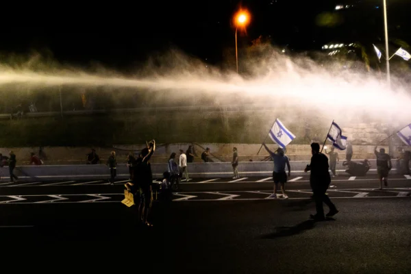 Imagem mostra portesto nas ruas de tel aviv em israel - Metrópoles