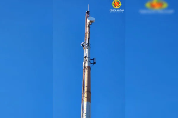 Foto colorida de homem em torre da PMDF