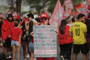 Manifestantes levaram cartazes de protesto