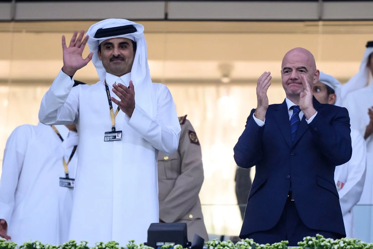 Tamim bin Hamad ao lado do presidente da Fifa, Gianni Infantino Tamim bin Hamad ao lado do presidente da Fifa, Gianni Infantino