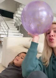 Karoline Lima e Cecilia brincam na escola após a influenciadora buscá-la na escola Karoline Lima e Cecilia brincam na escola após a influenciadora buscá-la na escola