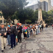 Fãs se reúnem no centro do Rio para homenagear Preta Gil
