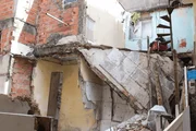 Parte das construções de Paraisópolis está em áreas de risco. Na imagem, imóvel que desabou recentemente está ao lado de córrego Parte das construções de Paraisópolis está em áreas de risco. Na imagem, imóvel que desabou recentemente está ao lado de córrego