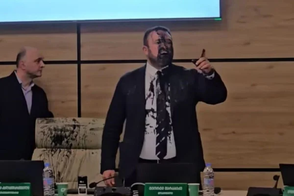 Imagem colorida de chefe da Comissão Eleitoral da Georgia com o rosto cheio de tinta - Metrópoles