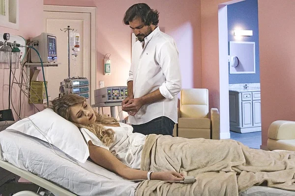 Thiago Lacerda e Petra (Bruna Guerin) em Salve-se Quem Puder