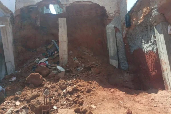 Além de desabamento de piso, houve deslizamento de terra em residência na zona norte de São Paulo. Vítimas ficaram levemente feridas - Metrópoles