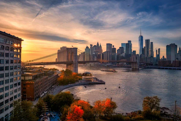 Foto colorida de cidade com prédios, ponte e rio - Metrópoles