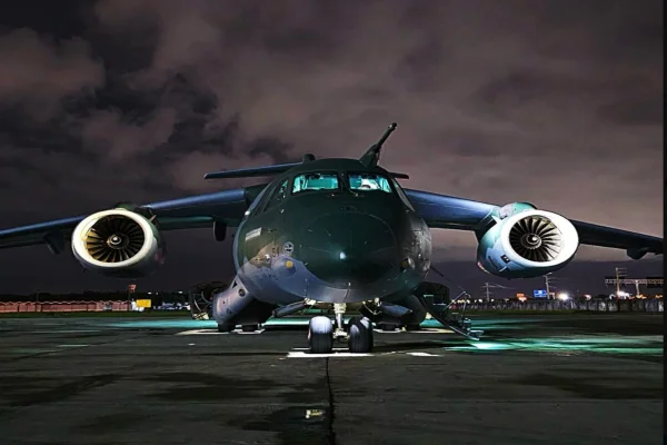 Foto colorida de avião em pista de pouso