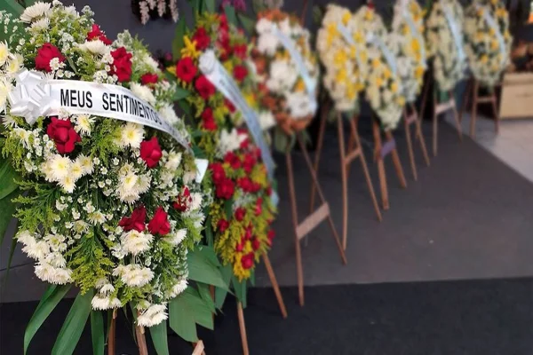 Imagem colorida, foto coroa de flores - Metrópoles