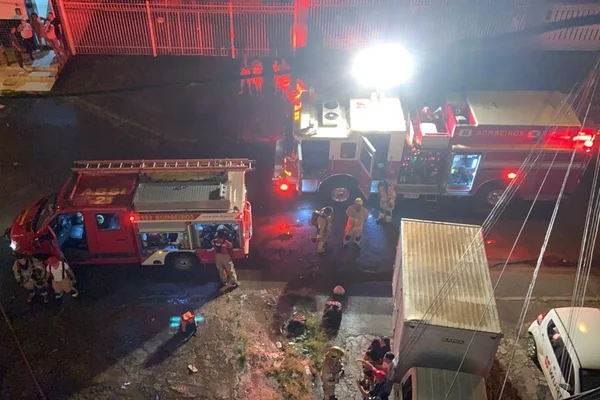 Bombeiros atuando em combate a incêndio no DF