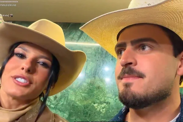 Ana Castela revela que “espia” Jon Vlogs e flerta com sinal de chapéu - destaque galeria Ana Castela revela que “espia” Jon Vlogs e flerta com sinal de chapéu - destaque galeria
