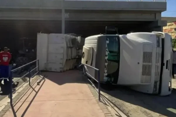 Carreta tomba no Rio de Janeiro