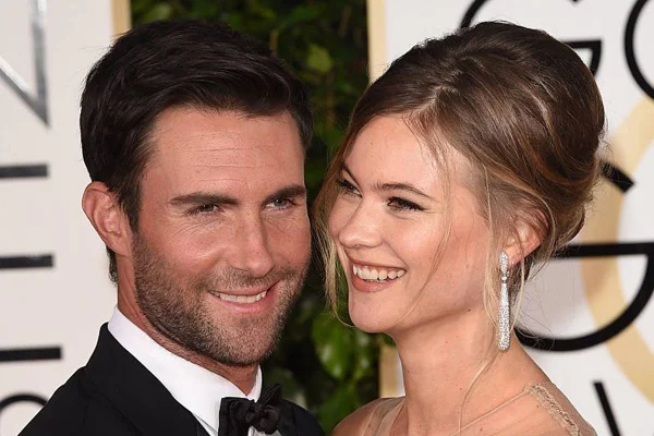Foto colorida de Adam Lavine e Behati Prinsloo Levine-Metrópoles