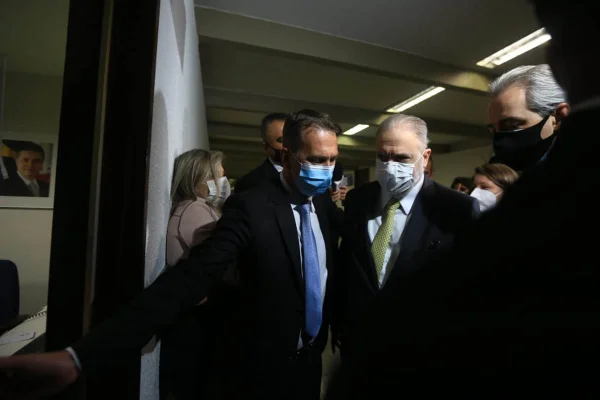 Em busca de apoio, Aras visita vice da CCJ e senadores governistas