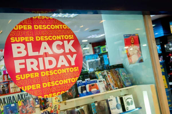 Vitrine com cartaz laranja